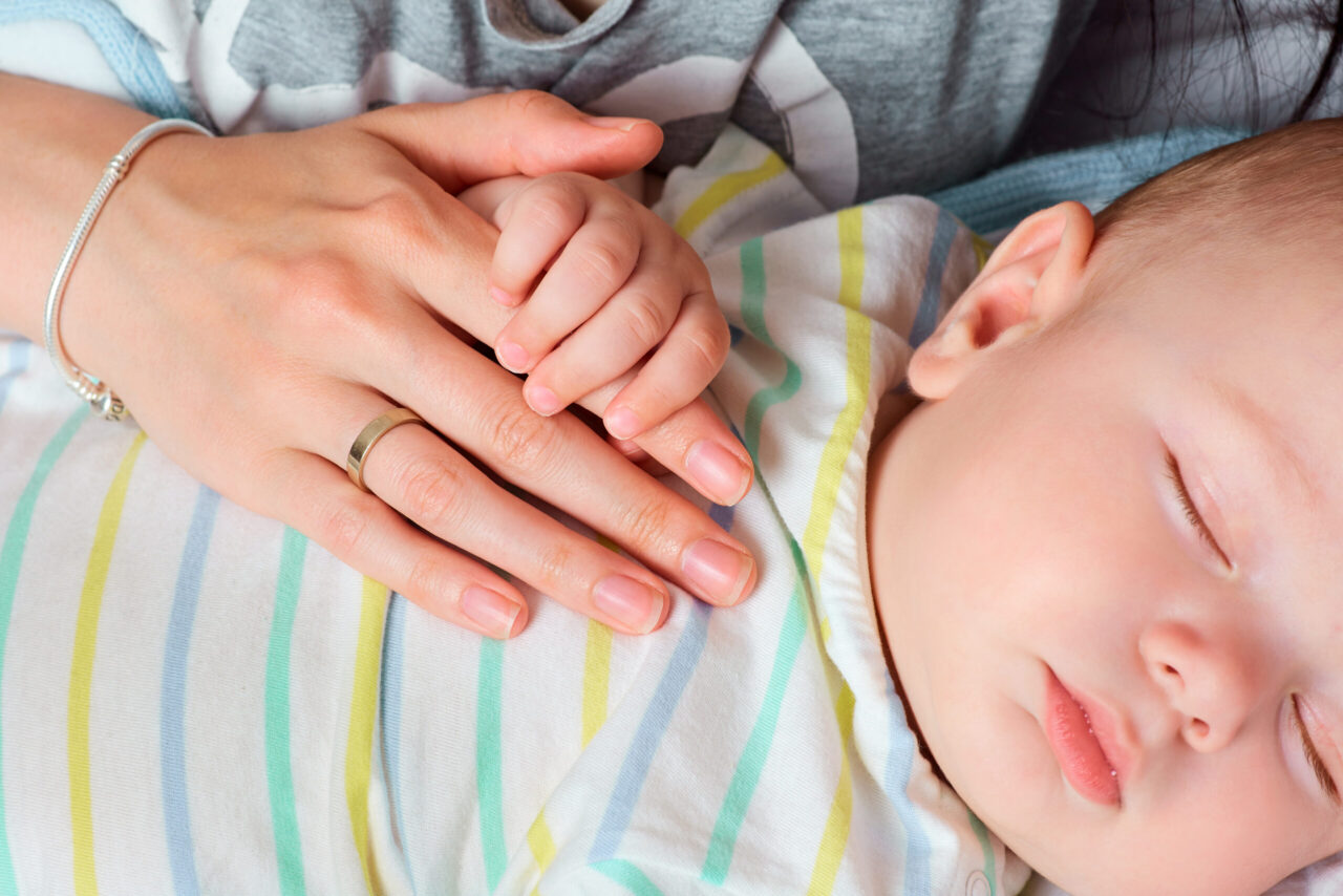 7 Facts About SIDS & Sleeping Position Moms Need To Know